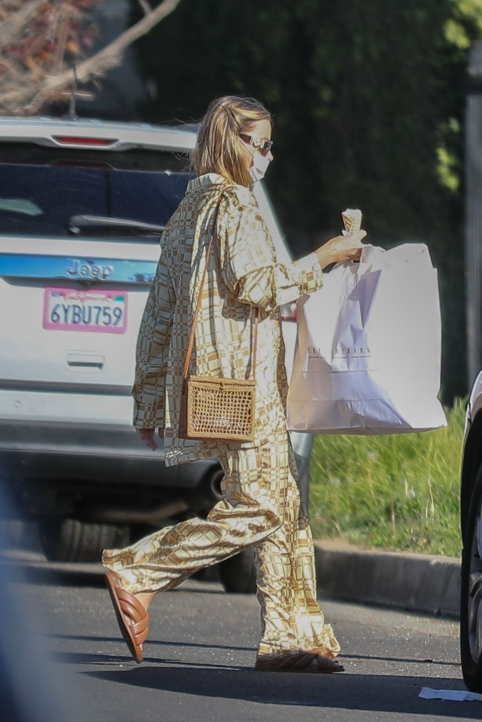 Na, ist es Goldmarie, die mit einem Eis in der Hand durch die Straßen von Los Angeles schlendert? Nein, es ist Schauspielerin Margot Robbie, die sich in ihr funkelndes Gold-Outfit geworfen hat. Nicht nur, dass ihr Ensemble besonders schön die Sonne reflektiert, es verfügt auch noch über ein spannendes Karomuster. 