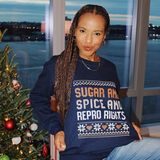 Was Kerry Washington sich zu Weihnachten wünscht, zeigt sie auf ihrem dunkeblauen Xmas-Sweater: "Sugar and Spice and Repro Rights", also in erster Linie Frauen- und reproduktive Rechte. Nachdem der Oberste Gerichtshof der USA die Grundsatzentscheidung zum Abtreibungsrecht im Sommer 2022 gekippt wurde, sind diese Repro Rights für Millionen Frauen in den Vereinigten Staaten nicht mehr selbstverständlich.