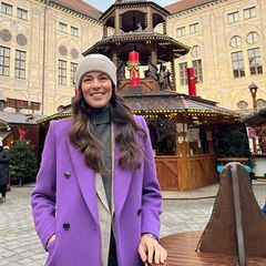 Warm verpackt und natürlich stylisch gekleidet wie immer geht's für Ana Ivanovic zum Weihnachtsmarkt im Kaiserhof der Residenz in München. Unter ihrem lilafarbenen Wollmantel trägt sie einen Karo-Blazer mit kuscheligem, grauen Rollkragenpullover. Und eine Wollmütze fehlt auch nicht.
