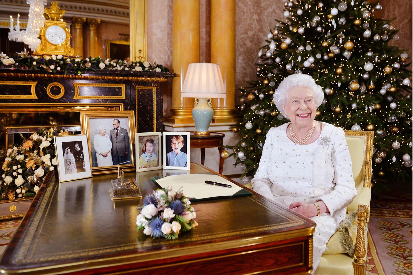 Queen Elizabeth Ihre süße Weihnachtstradition mit ihren Urenkeln GALA.de