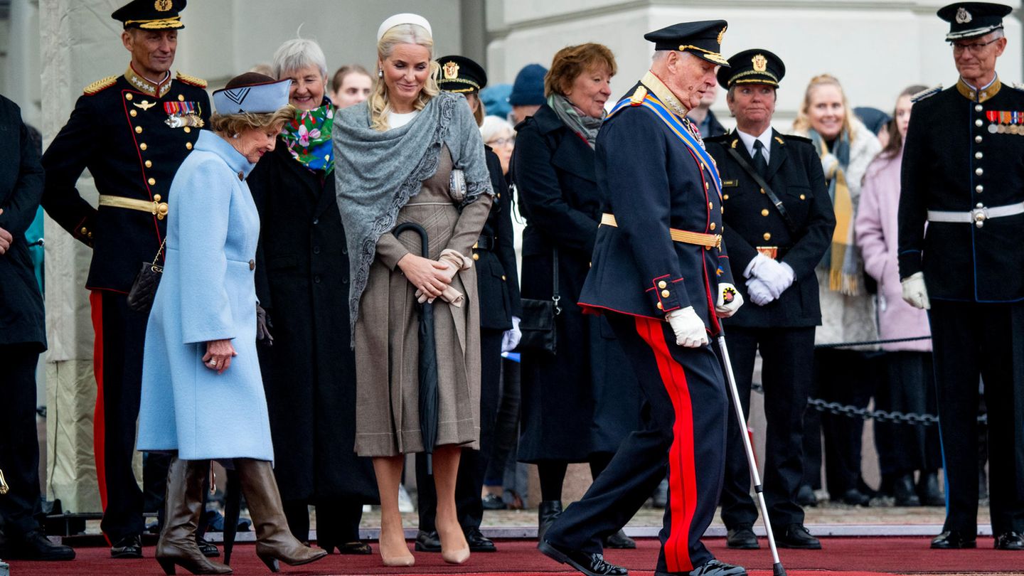 König Harald streicht die Segel: Mette-Marit und Haakon bedauern Schritt | GALA.de
