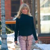 So elegant kann Wintermode sein! Goldie Hawn verbringt die Feiertage mit ihrer Familie in Aspen. In einem schwarzen Rollkragenpullover, einer rosa schimmernden Skihose und dicken Winterboots mit Stulpen zeigt sie sich am Tag vor Heiligabend.