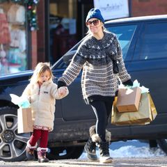 Kate Hudson scheint in Sachen Weihnachtsgeschenken eher spontan unterwegs zu sein. Ein Tag vor Heiligabend zeigt sich die Schauspielerin im kuscheligen Strickpullover, XL-Sonnnenbrille, Wollmütze und dicken Winterboots mit ihrer Tochter Rani in Aspen, wo sie mit ihrer Familie Weihnachten feiert. In ihrer Hand trägt Kate mehrere Einkaufstüten. Ob das die Geschenke für Mutter Goldie Hawn sind?