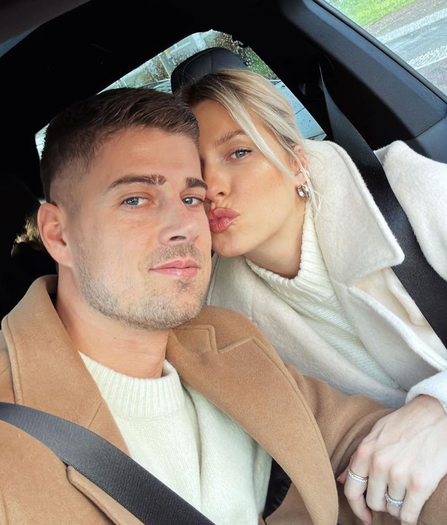 Erst vor kurzem ist die zweite Tochter von Dustin Schöne und Lena Gercke zur Welt gekommen. Nun zeigen sich die frisch beackern Zweifach-Eltern pünktlich zu Weihnachte mit einem verliebten Selfie. Während Lena auf einen All-White-Look mit schicken Creolen setzt, zeigt sich Dustin stylische wie immer i angesagten Camel-Coat.