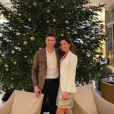 Pünktlich zu Weihnachten hat Thomas Müller hat sein Bayern-Trikot gegen ein schickes Jackett getauscht. Beim gemeinsamen Weihnachtsfoto mit Ehefrau Lisa zeigt sich der Bayern-Star schick im Brokat-Sakko, weißem Hemd und schwarzer Hose.