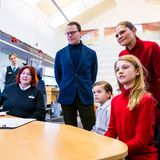 Im warmen Büro lässt sich die Familie noch das Steuerungssystem am Computer erklären. Danach geht es dann aber auch wirklich wieder ins Schloss, um den Heiligabend zu feiern.