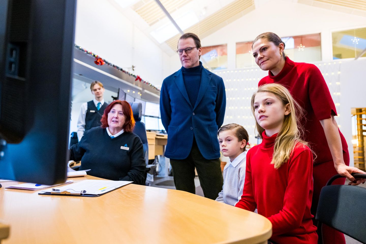 Im warmen Büro lässt sich die Familie noch das Steuerungssystem am Computer erklären. Danach geht es dann aber auch wirklich wieder ins Schloss, um den Heiligabend zu feiern.