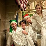 24. Dezember 2022  Pyjama-Party zu Weihnachten! Familie Beckham verbringt ihren Christmas Eve traditionell ganz gemütlich am Kamin, und wie es aussieht, scheinen David, Cruz, Romeo und Harper viel Spaß zu haben, während Mama Victoria das Foto schießt.