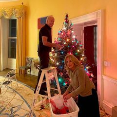 24. Dezember 2022  Den letzten Feinschliff bei der Weihnachtsbaumdekoration übernehmen US-Präsident Joe Biden und seine Frau Jill höchstpersönlich. Merry Christmas, und schön vorsichtig sein beim Herabsteigen der Leiter!
