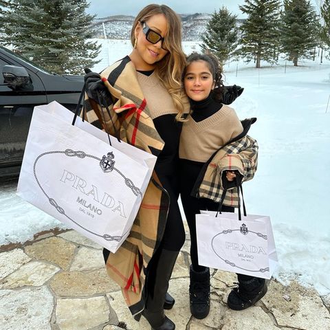 Dass es Mariah Carey extravagant mag, ist nichts Neues. Dieses Gen scheint sie wohl auch auf ihre Tochter übertragen zu haben. Vor Weihnachten ging das Mutter-Tochter-Duo nochmal shoppen – und zwar so richtig. In edlen Burberry-Oufits posiert es mit Einkaufstüten von Prada. Na dann mal schöne Bescherung!