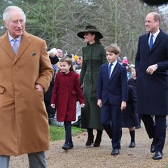 Dahinter folgen gleich Prinz William und Catherine, Princess of Wales  mit ihren drei Kindern George, Charlotte und Louis.