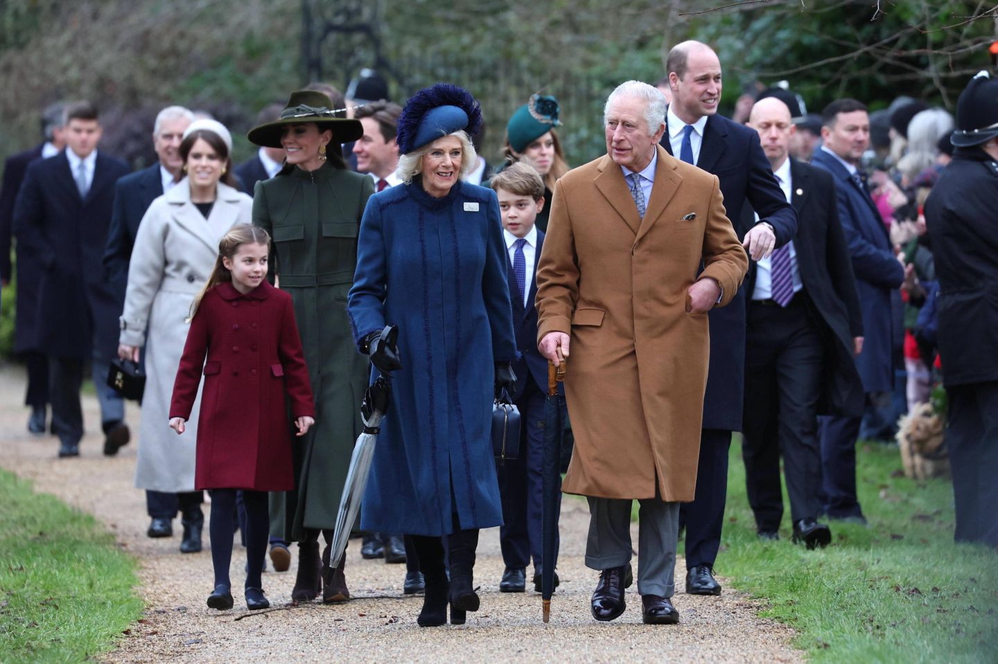 Es ist soweit! Das erste Mal seit 2019 besucht die Royal Family wieder den Weihnachtsgottesdienst in der Sandringham Church. Nach dem Tod von Queen Elizabeth im September führt König Charles mit Camilla an seiner Seite den feierlichen Zug an.