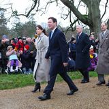 Prinzessin Eugenie und ihr Mann Jack freuen sich auch, wieder in Sandringham zu sein. Hinter den beiden schreiten Prinz Andrew, Prinz Edward und sein Sohn James, Viscount Severn an den vielen Zaungästen vorbei Richtung Kirche.