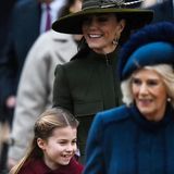 Die Stimmung scheint ausgelassen, besonders Prinzessin Charlotte, Mama Catherine und Königsgemahlin Camilla strahlen. Auch wenn sich das Wetter in Sandringham am heutigen Weihnachtstag eher trübe präsentiert.