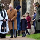 Nach dem Gottesdienst bedankt sich König Charles beim Reverend Canon Paul Williams, die Familie folgt mit andächtigen Gesichtern.