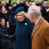 Weihnachtsfreude: Bei ihrem Sandringham-Debüt als Königsgemahlin scheint Camilla die ganze Aufmerksamkeit sehr zu genießen.