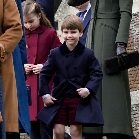 Prinzessin Charlotte, Prinz Louis und im Hintergrund Catherine, Princess of Wales