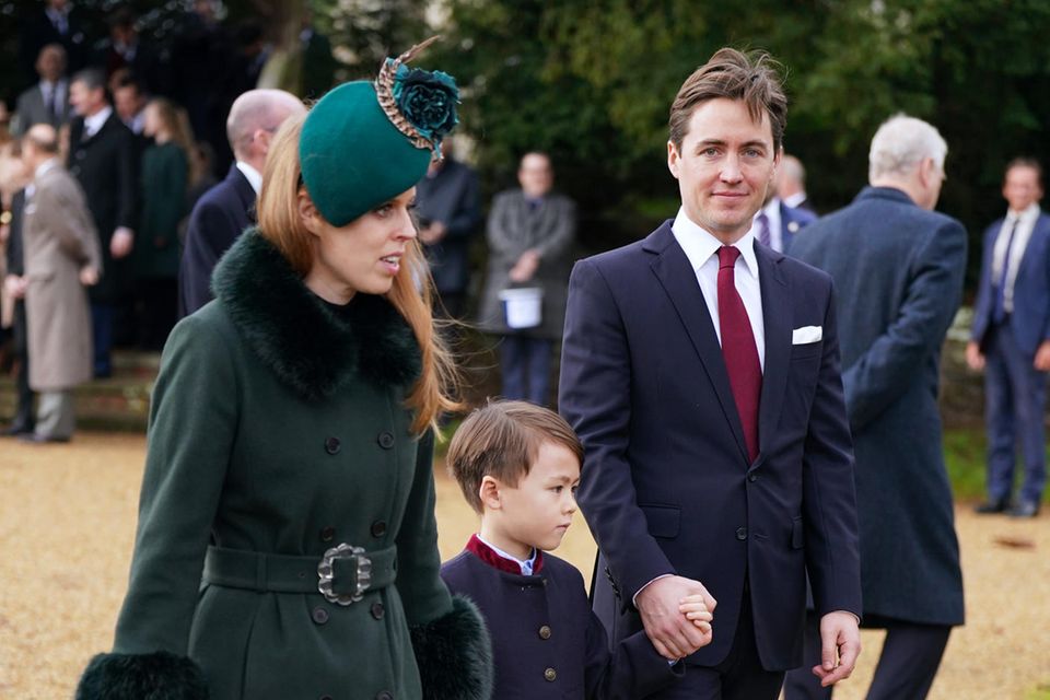 Hand in Hand: Dass Edoardo Mapelli Mozzi seinen Sohn Christopher nach Sandringham mitbracht hat, ist wirklich eine Überraschung. It is so beautiful that Prince Beatrice and her Stepsohn, like Wolfie, become a good sister as a family.