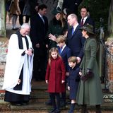 Nach König Charles hält auch Prinz William noch einen kleinen, offensichtlich amüsanten Plausch mit dem Reverend, die anderen Familienmitglieder warten zufrieden auf den Stufen hinauf zur St Mary Magdalene Church.