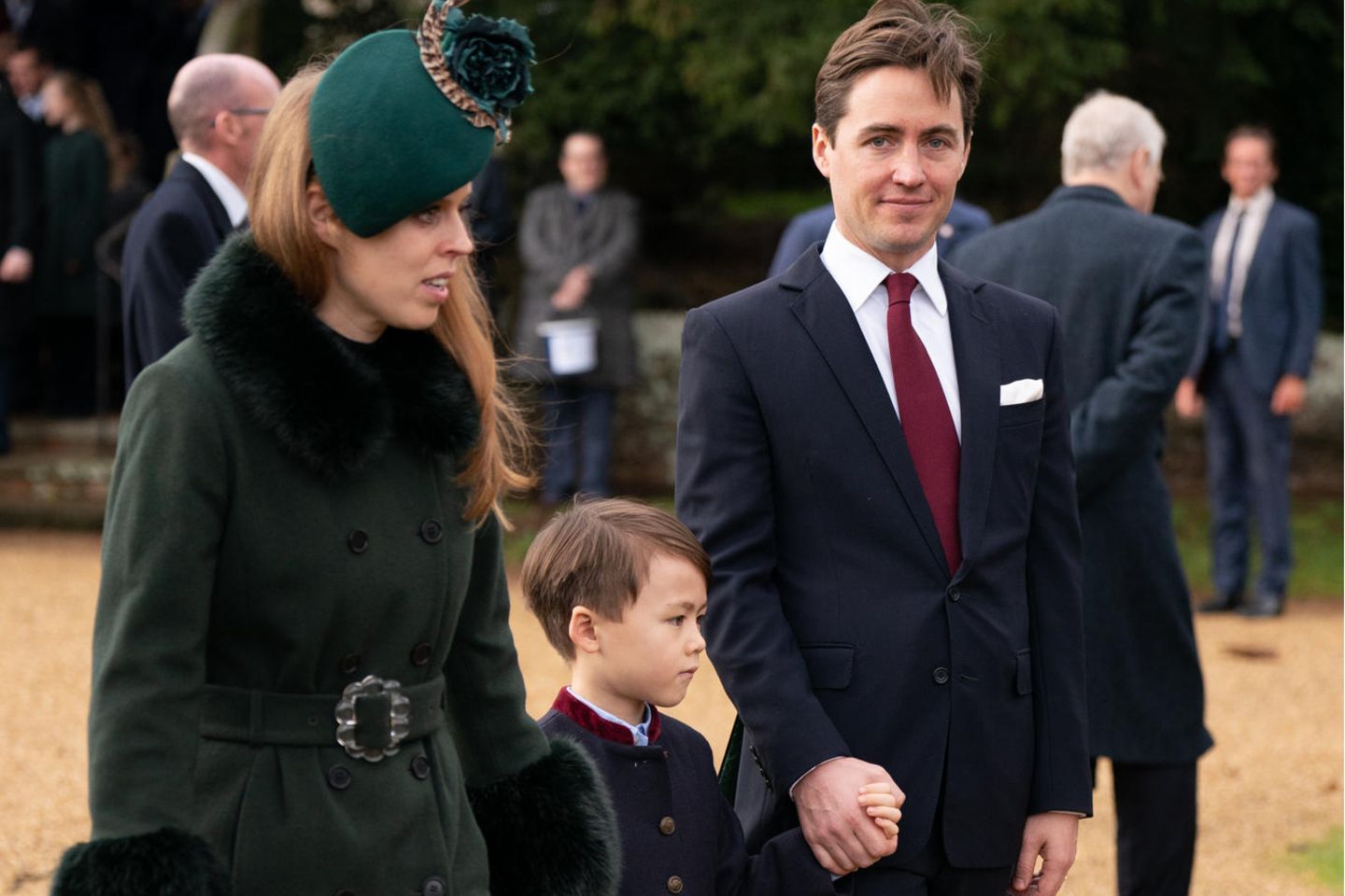 Prinzessin Beatrice, Stiefsohn Christopher "Wolfie" Woolf und Edoardo Mapelli Mozzi am 25. Dezember 2022 in Sandringham.