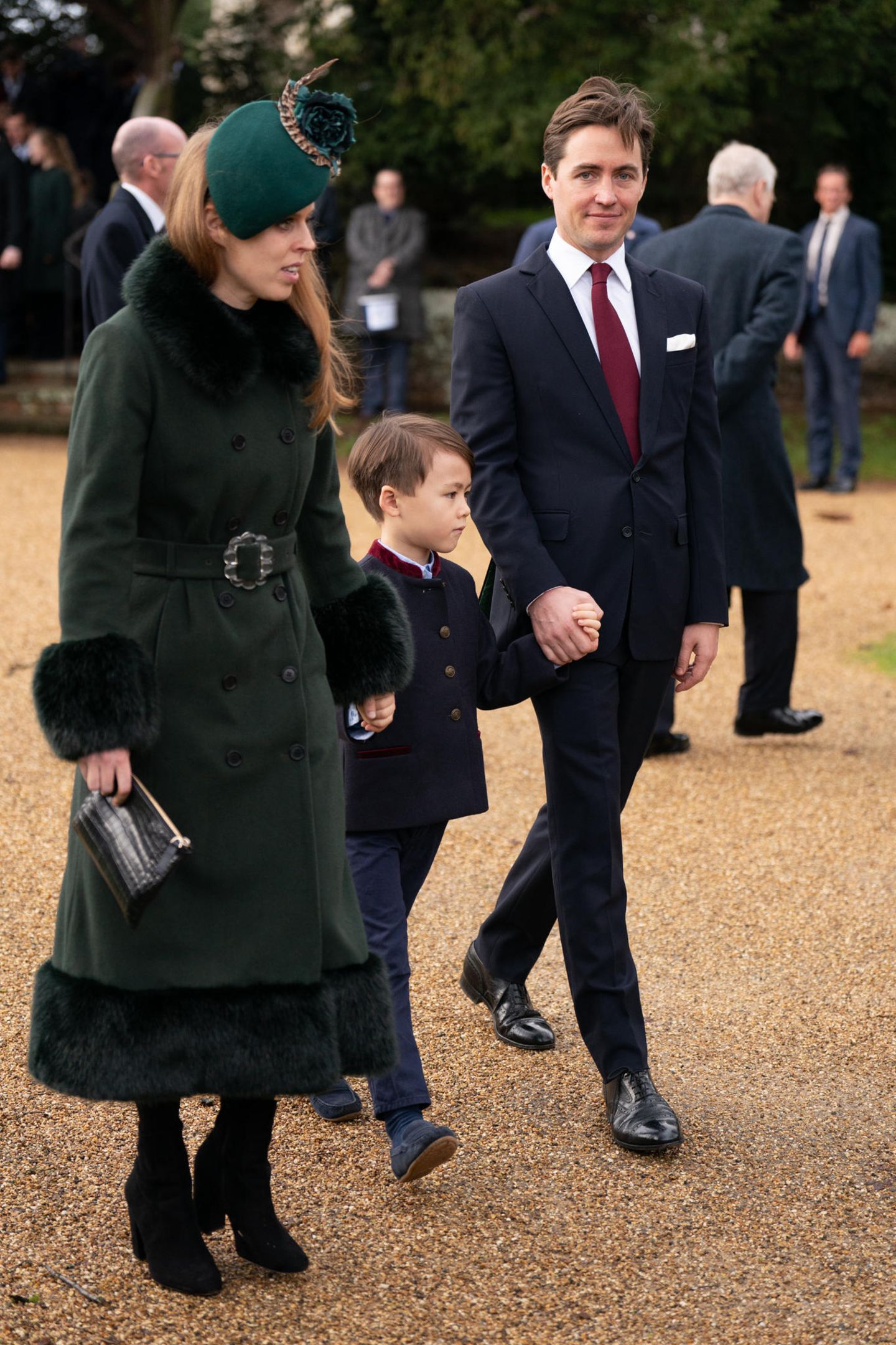 Prinzessin Beatrice: Prinzessin Beatrice, Stiefsohn Christopher "Wolfie" Woolf und Edoardo Mapelli Mozzi am 25. Dezember 2022 in Sandringham. Prinzessin Beatrice, Stiefsohn Christopher "Wolfie" Woolf und Edoardo Mapelli Mozzi am 25. Dezember 2022 in Sandringham.