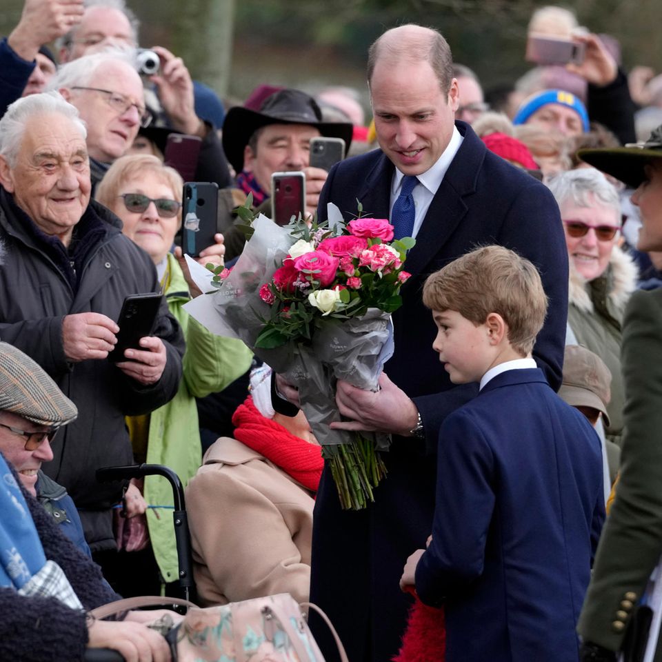 Prinz George und sein Vater William bedanken sich persönlich für die Aufmerksamkeit und die vielen Blumengrüße, die von den Besuchern an der Kirche in Sandringham mitgebracht wurden.