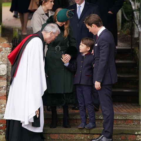 Prinzessin Beatrice mit Stiefsohn Christopher "Wolfie" Woolf und Edoardo Mapelli Mozzi nach der Weihnachtsmesse in der St. Mary Magdalene Kirche.