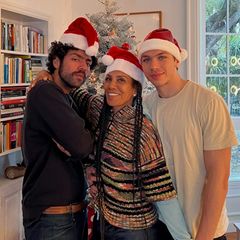 Ein Weihnachtstrio, wie es im Buche steht! Barbara Becker und ihre Söhne Noah und Elias Becker verschicken Festtagsgrüße in die Welt – und scheinen sich bei ihren weihnachtlichen Accessoires sichtlich einig zu sein.