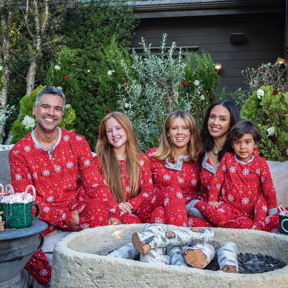 Auch Jessica Alba und ihre Familie entscheidet zu Weihnachten für einen einheitlichen Look. Mit einem roten Weihnachtsanzug kann man an den Festtagen auch gar nichts falsch machen!