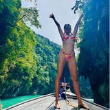 Das schönste Weihnachtsgeschenk? Gemeinsame Zeit! Das weiß auch diese Badenixe, die auf einem Boot im türkis-blauen Wasser in Thailand posiert. Die Hände in die Luft und ein positives Lachen, mehr braucht es nicht. Doch, wer versteckt sich hinter der Sonnenbrille und macht in dem bunt-gemusterten Bikini eine gute Figur? Moderatorin Sonya Kraus! Auf Instagram schwärmt sie: "Seit Ewigkeiten schenken wir uns nix zu Weihnachten, statt dessen entspannte gemeinsame Zeit, Sonne und Abenteuer." Ihre Follower:innen hingegen, freuen sich über dieses heiße Foto-Geschenk. 