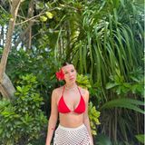 Millie Bobby Brown genießt ihren Weihnachtsurlaub in der Sonne! Der "Stranger Things"-Star posiert vor jeder Menge Grün im makellosen Bade-Ensemble. Zu ihrem roten Bikini mit Triangel-Top wählt die Schauspielerin ein locker umgebundenes Alabaster-Makramee und gestaltet ihren Urlaubslook damit aufregend — aber nicht kompliziert. Mit der schönen Blüte im Haar und einer Perlenkette erhält ihr Look ein Update, ohne unnatürlich zu wirken. 