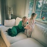 Eine süße Überraschung! Zum zweiten Geburtstag von Sohn Rhodes teilt Schauspielerin Emma Roberts ein niedliches Foto, das sie in einem grünen Feder-Pyjama und ihn in einem niedlichen Weihnachtsschlafanzug zeigt. Eigentlich halten sie und ihr Ex-Partner Garrett Hedlund den Kleinen aus der Öffentlichkeit raus, das Ausnahmefoto zeigt, wie groß er schon geworden ist. 