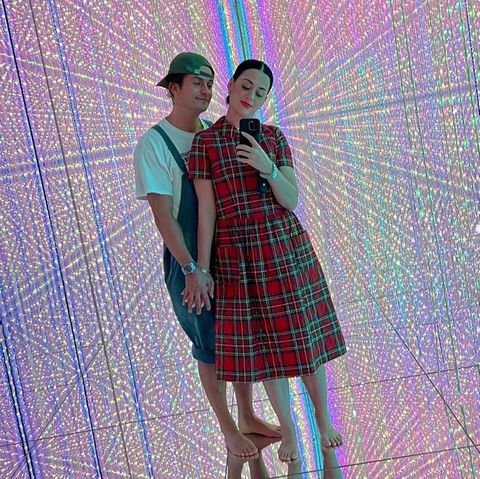 Orlando Bloom und Katy Perry haben Weihnachten in Japan verbracht. Auf Instagram teilt der Schauspieler ein süßes Foto, das ihn händchenhaltend mit der Sängerin zeigt. Doch nicht nur die Pose lässt sie wie verliebte Teenies aussehen, auch ihre Outfits wirken jung: Katy trägt ein rotes Tartankleid von Comme des Garçons, er trägt Jeans-Latzhose, ein weißes Shirt und eine Cap, beide sind barfuß. 