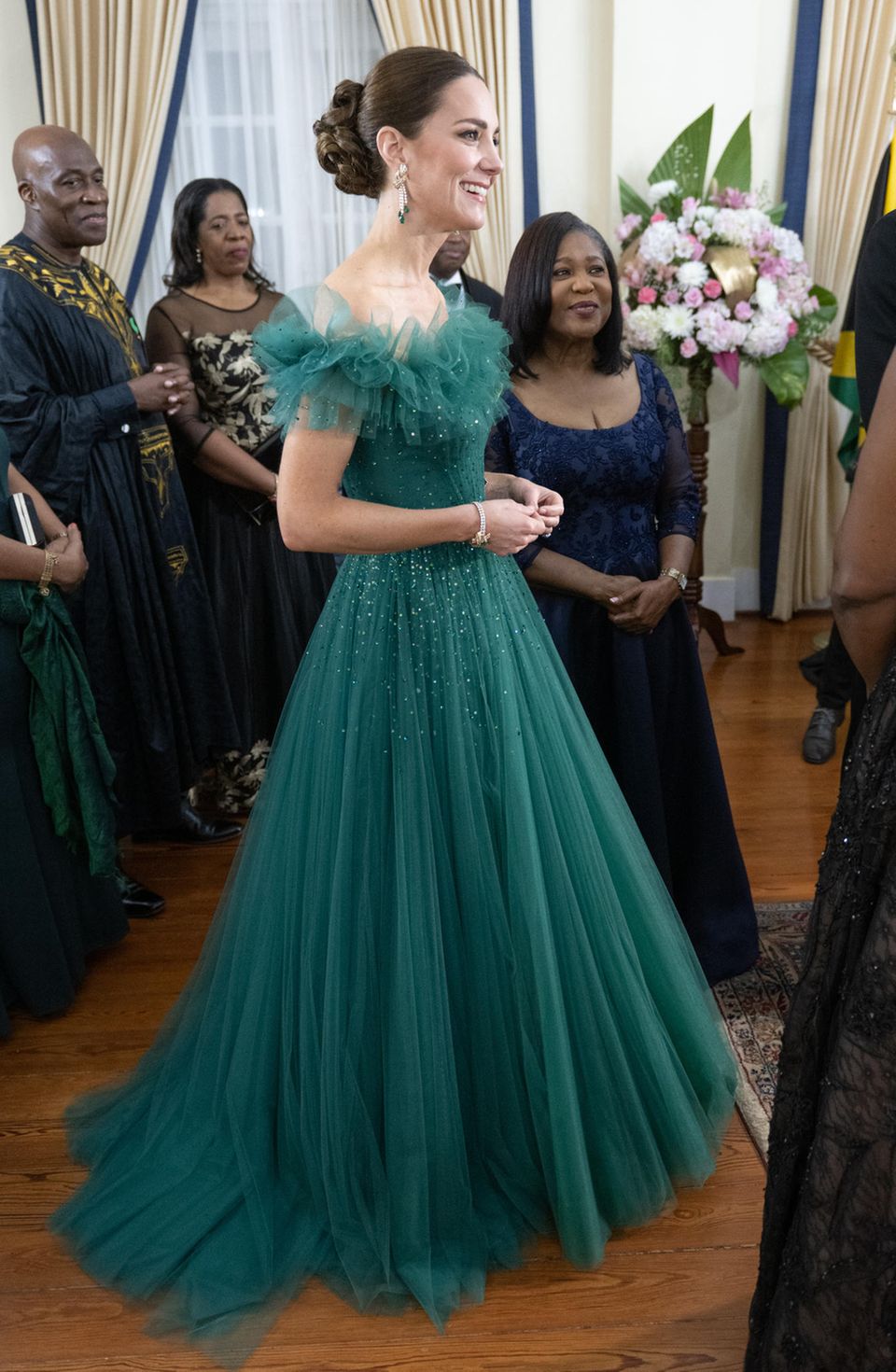 Ein Auftritt wie im Märchen: Catherine trägt eine grüne Tüllrobe von Jenny Packham zu einem Staatsempfang in Jamaika im März 2022. 