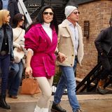 Händchenhaltend spazieren Jeff Bezos und seine Freundin Lauren Sanchez für einen Einkaufsbummel durch Aspen, Colorado. In cremefarbener Jacke, Jeans und mit schlichter Strickmütze sieht der Amazon-Milliardär stylisch, aber dennoch bodenständig aus. Neben ihm setzt Lauren Sanchez auf einen Farbakzent: Zu ihren weißen Chanel-Schnürschuhen ist die pinkfarbene Jacke mit Taillenbindung definitiv ein Hingucker. 