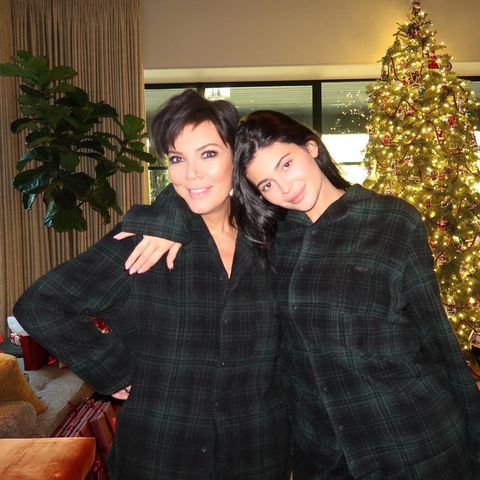 Dass die Kardashian-Jenner Familie einen riesigen Einfluss über die sozialen Netzwerken hat, ist kein Geheimnis. Während der Ferien postet Kylie Jenner gemeinsam mit Mama Kris ein Partnerlook-Foto vorm geschmückten Baum – im weihnachtlichen Schlafanzug von SKIMS, der Kleidungsmarke ihrer Halbschwester Kim Kardashian. Das süße Mutter-Tochter-Bild der beiden ist also nicht nur ein Festtags-Foto, sondern gleichzeitig auch eine ideale Vermarktungsmöglichkeit. 