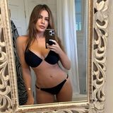 "Brise, Strand und Meer", schreibt Sofia Vergara zu diesem sexy Spiegelselfie im Bikini und schickt ihren Follower:innen auf Instagram damit sommerlich-warme Grüße nach den Weihnachtstagen aus dem Urlaub mit Joe Manganiello. Die 50-Jährige überzeugt mit ihrer durchtrainierten Figur und ihren Kurven und löst in den Kommentaren einen Sturm der Begeisterung aus: nach nur einem Tag hat das Foto schon über 7.600 Kommentare.