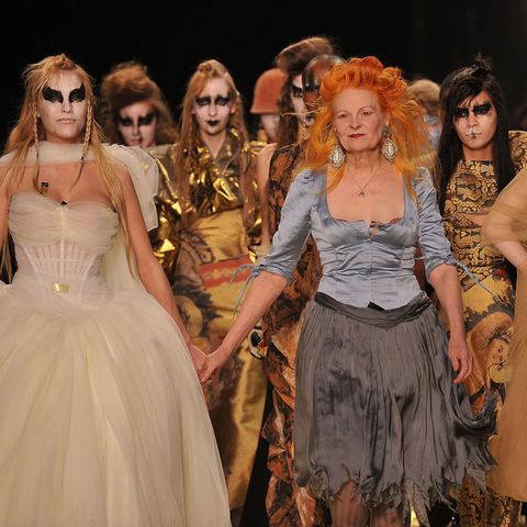 Vivienne Westwood mit Models während der Pariser Fashion Week 