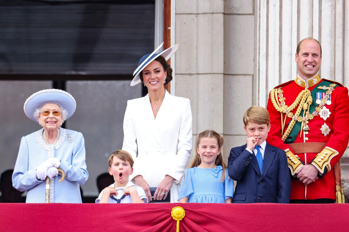 Queen Elizabeth (†), Prinz Louis, Prinzessin von Wales, Prinzessin Charlotte, Prinz George und Prinz William