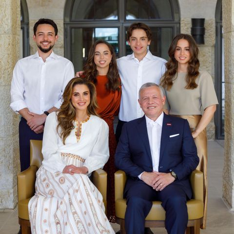 Die jordanische Königsfamilie sendet mit ihrem neuesten Foto fröhliche Neujahrsgrüße. Königin Rania setzt für das Foto auf eine Bluse mit tiefem V-Ausschnitt der italienischen Marke Emporio Sirenuse, die ihrem Look einen folkloristischen Hauch gibt. Dazu kombiniert sie einen Maxirock der gleichen Marke, der mit orangefarbenen Aufdruck aus Kreisen, Punkten und Dreiecken verziert ist und etwa 480 Euro kostet.