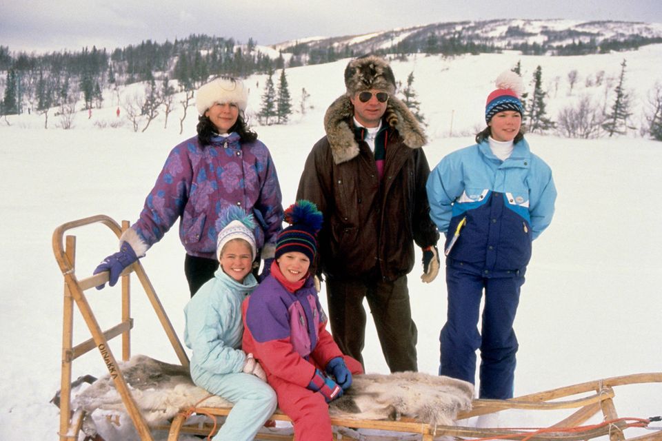 Königin Silvia, König Carl Gustaf, Prinzessin Victoria, Prinzessin Madeleine und Prinz Carl Philip im Skiurlaub in Storlien am 25. Februar 1991.