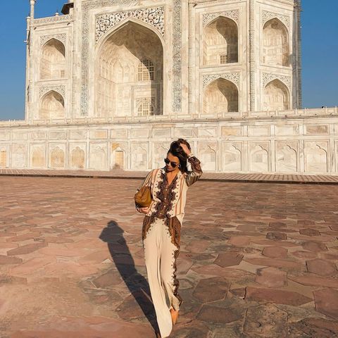 Zu Besuch beim Taj Mahal trägt Laura Wontorra einen wunderschönen Zweiteiler in Erdtönen. Den Look im Bohemian-Style ergänzt die Moderatorin mit brauner Tasche und Sonnenbrille. Ihre Follower:innen auf Instagram sind von diesem Outfit begeistert. Ein wirklich passender Style für diesen ehrwürdigen Ort.