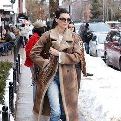 Mit diesen Schuhen ist Kendall Jenner perfekt für das winterliche Wetter in Aspen gewappnet. Die fellbesetzten Stiefel kombiniert das Supermodel mit einer verwaschenen Jeans und einem braunem Ledermantel. Und auch ohne Sonne gehört das Lieblingsaccessoire der Stars, die Sonnenbrille, zum Look dazu.