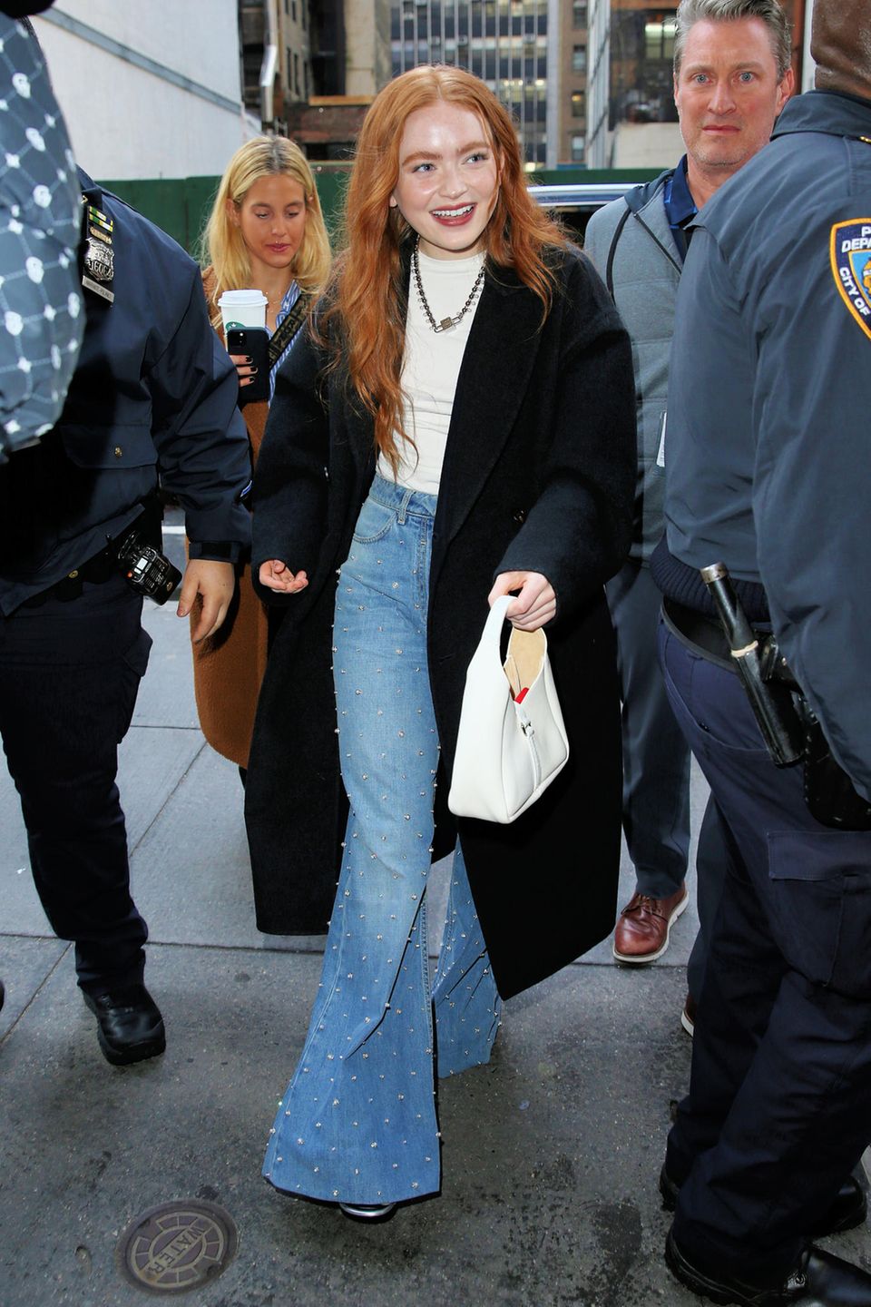 Gut gelaunt zeigt sich auch Sadie Sink im Big Apple. Für ihren Besuch in den NBC Studios setzt die "Stranger Things"-Schauspielerin auf einen schwarzen Wollmantel, ein enganliegendes T-Shirt und eine weiße Ledertasche. Der Hingucker des Looks ist aber die lässige Schlaghose mit spannenden Nieten-Details. Gut gelaunt zeigt sich auch Sadie Sink im Big Apple. Für ihren Besuch in den NBC Studios setzt die "Stranger Things"-Schauspielerin auf einen schwarzen Wollmantel, ein enganliegendes T-Shirt und eine weiße Ledertasche. Der Hingucker des Looks ist aber die lässige Schlaghose mit spannenden Nieten-Details.