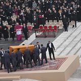 Sargträger tragen den Sarg des emeritierten Papstes Benedikt XVI. zu Beginn seiner Trauermesse auf den Petersplatz im Vatikan.