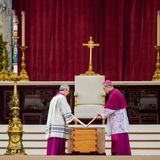 Papst Benedikt wird beerdigt
