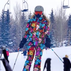 Auch wenn Heidi Klum in voller Skimontur nicht auf den ersten Blick zu erkennen ist, fällt sie doch sofort ins Auge. Mit ihrer floralen Winterkluft bringt sie nämlich den Sommer auf die Skipiste von Aspen.