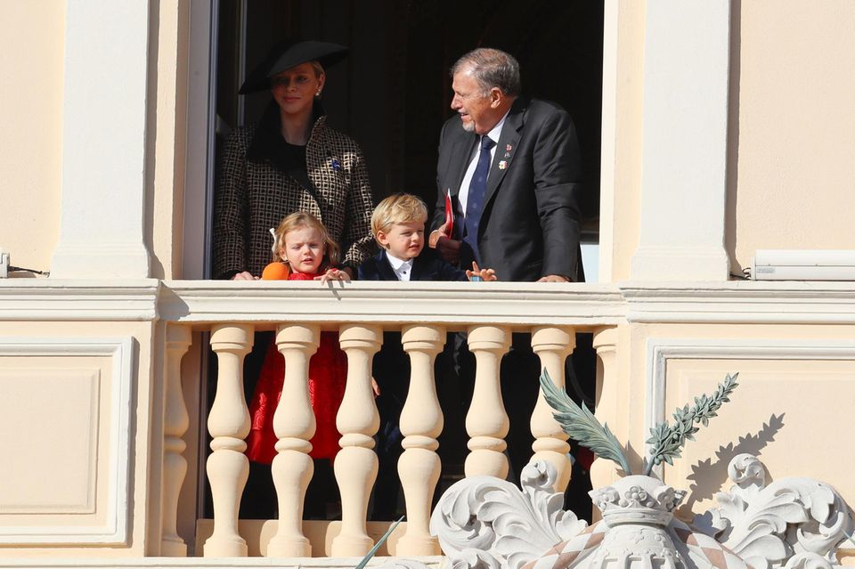 Fürstin Charlène: Fürstin Charlène mit ihren Kindern Prinzessin Gabriella und Prinz Jacques und ihrem Vater Michael Kenneth Wittstock auf dem Balkon des Palastes von Monaco während der Feierlichkeiten zum Nationalfeiertag am 19. November 2018. Fürstin Charlène mit ihren Kindern Prinzessin Gabriella und Prinz Jacques und ihrem Vater Michael Kenneth Wittstock auf dem Balkon des Palastes von Monaco während der Feierlichkeiten zum Nationalfeiertag am 19. November 2018.