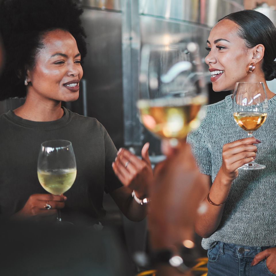 Zwei Frauen trinken Wein | Damp Lifestyle statt Dry January: Deshalb müssen Sie gar nicht komplett auf Alkohol verzichten
