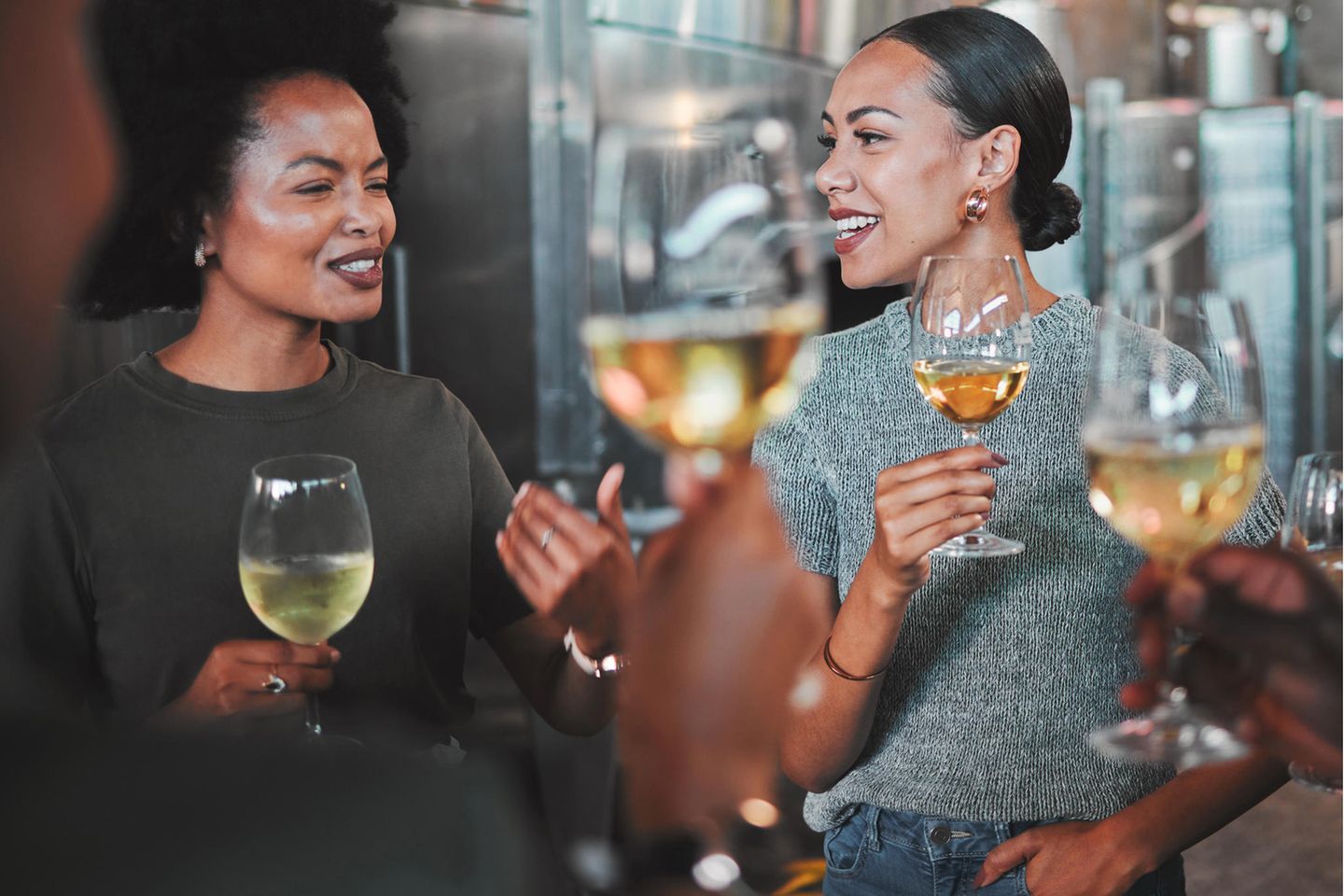 Zwei Frauen trinken Wein | Damp Lifestyle statt Dry January: Deshalb müssen Sie gar nicht komplett auf Alkohol verzichten